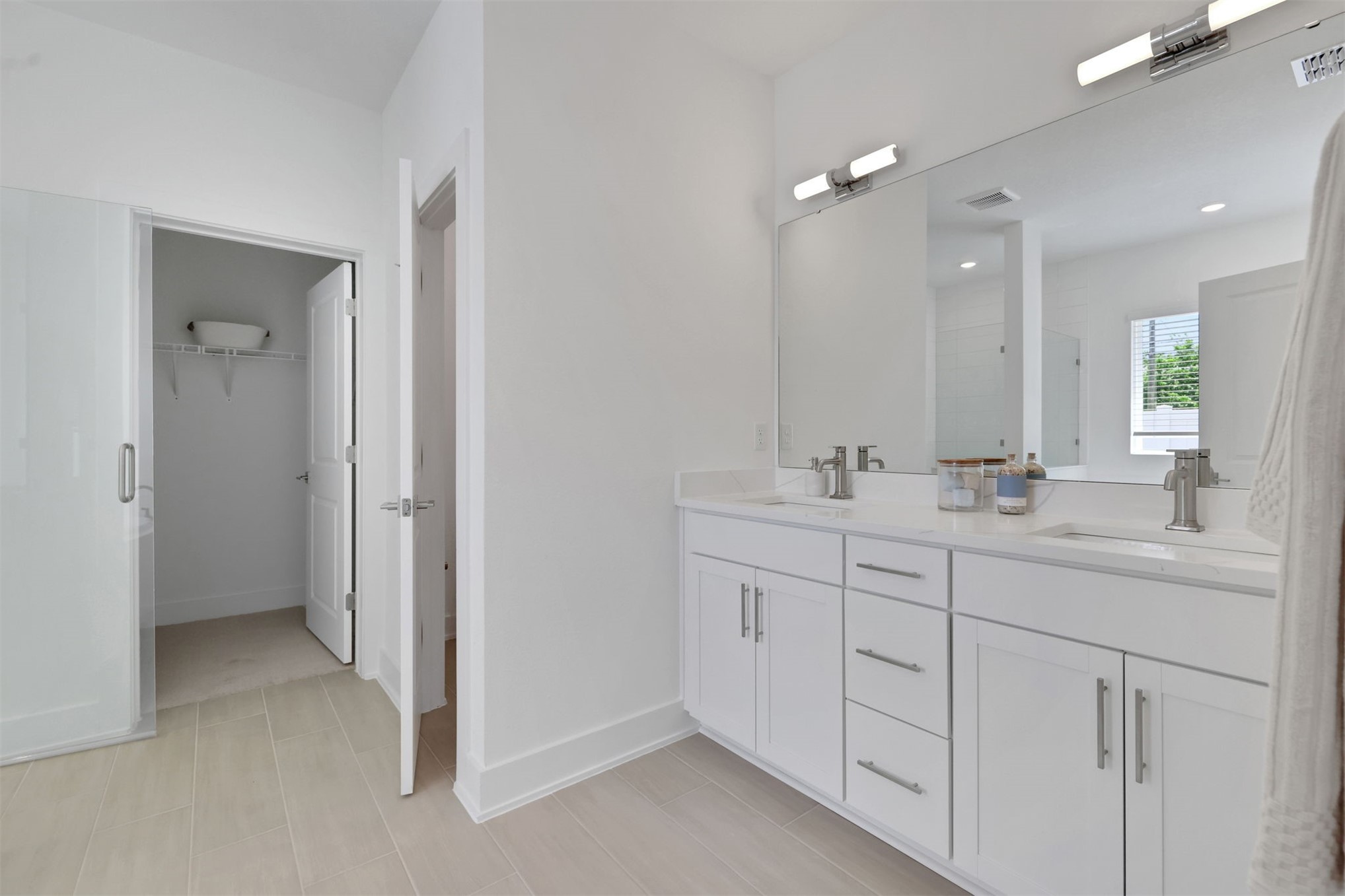 96040 Pirates Bluff Road Yulee, FL 32097 - Photo 26 of 38 a bathroom with 2 sink tub and a mirror