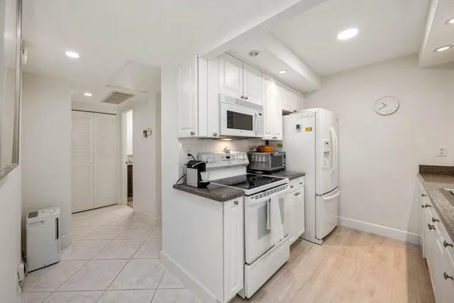 $2,000 | 250 Northeast 20th Street, Unit 1010, Boca Raton, FL 33431