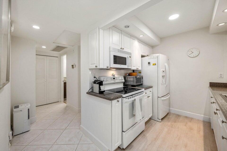 250 Northeast 20th Street, Unit 1010 Boca Raton, FL 33431 - Photo 3 of 23 kitchen