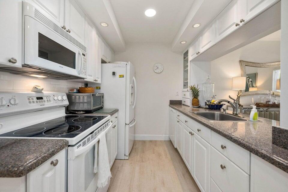 250 Northeast 20th Street, Unit 1010 Boca Raton, FL 33431 - Photo 4 of 23 granite counters kitchen