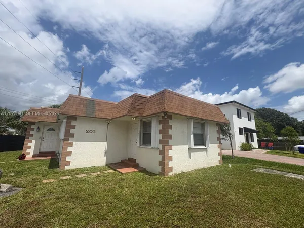 $2,350 | 201 Columbus Parkway, Unit A, Hollywood, FL 33021