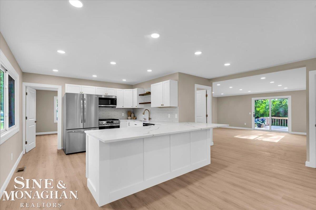 985 Fairledge Street Lake Orion, MI 48362 - Photo 6 of 40 50210387-b313dba9-0e30-4dfd-9f48-1979c461c341.JPG