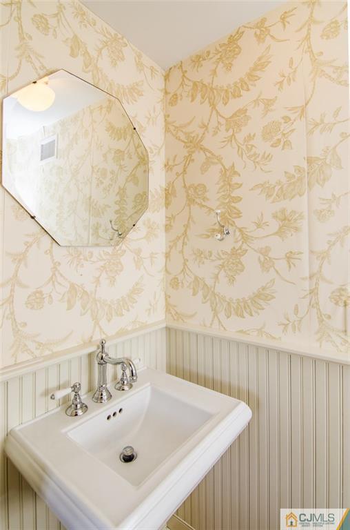 168 Plainsboro Road Cranbury, NJ 08512 - Photo 10 of 25 a bathroom with a sink and a mirror