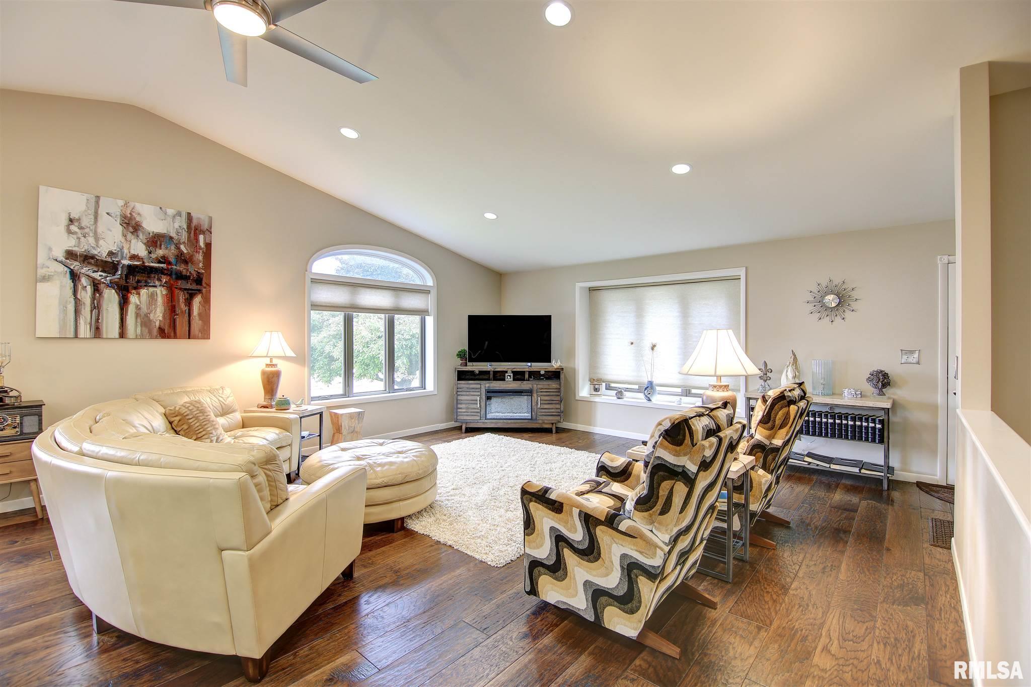 402 9th Avenue Fulton, IL 61252 - Photo 3 of 24 Gallery Image 3