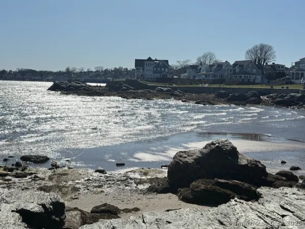 $2,400 | 157 Kings Highway, Unit L, Milford, CT 06460