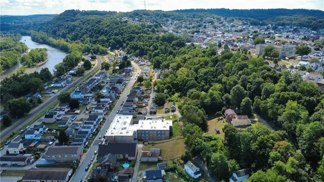a view of a house with backyard