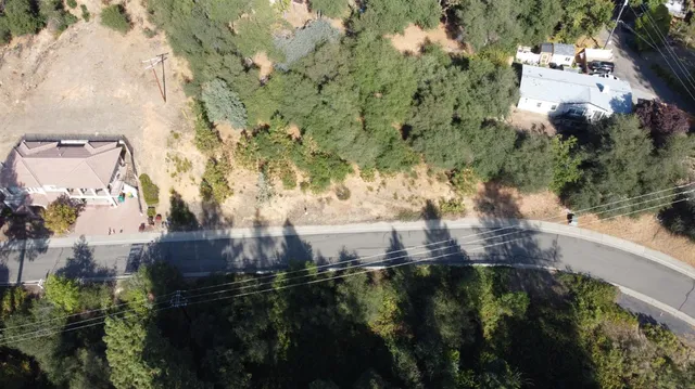 a view of a houses with a yard