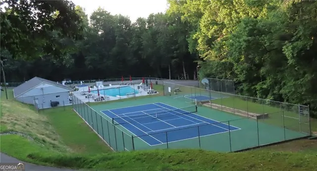a view of a backyard with trampoline