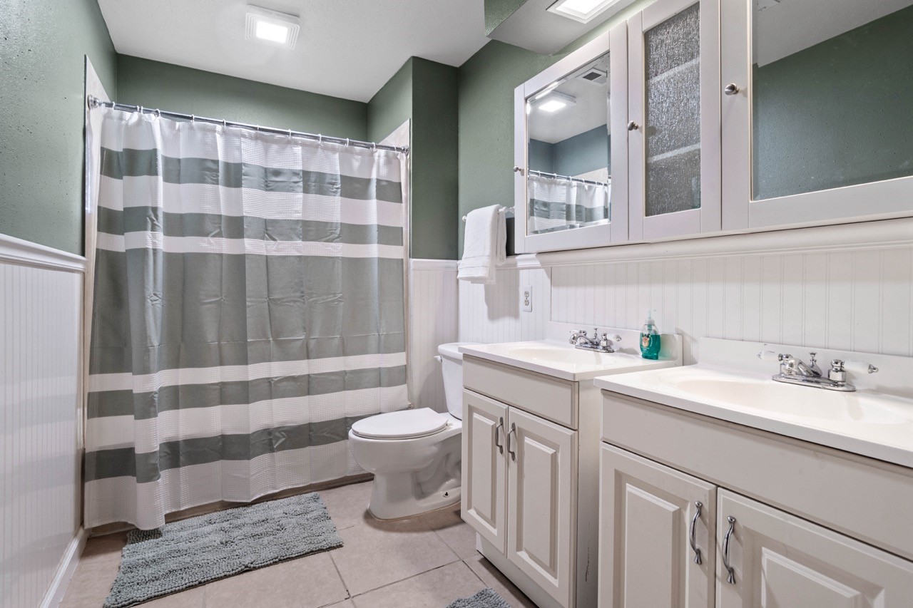 1102 Sherfield Ridge Drive Katy, TX 77450 - Photo 31 of 39 Shared secondary bath with double sinks. Great for busy mornings getting ready to get out the door.