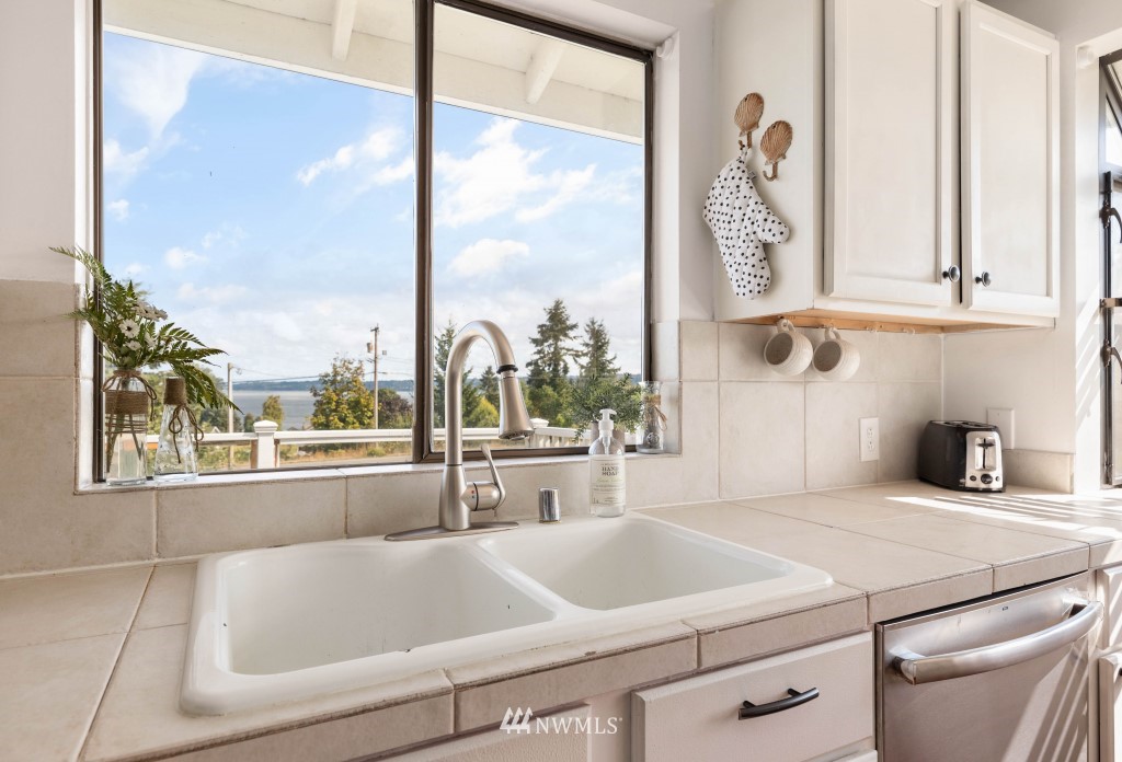 6582 Humphrey Road Clinton, WA 98236 - Photo 16 of 39 a bathroom with a bathtub and next to a window