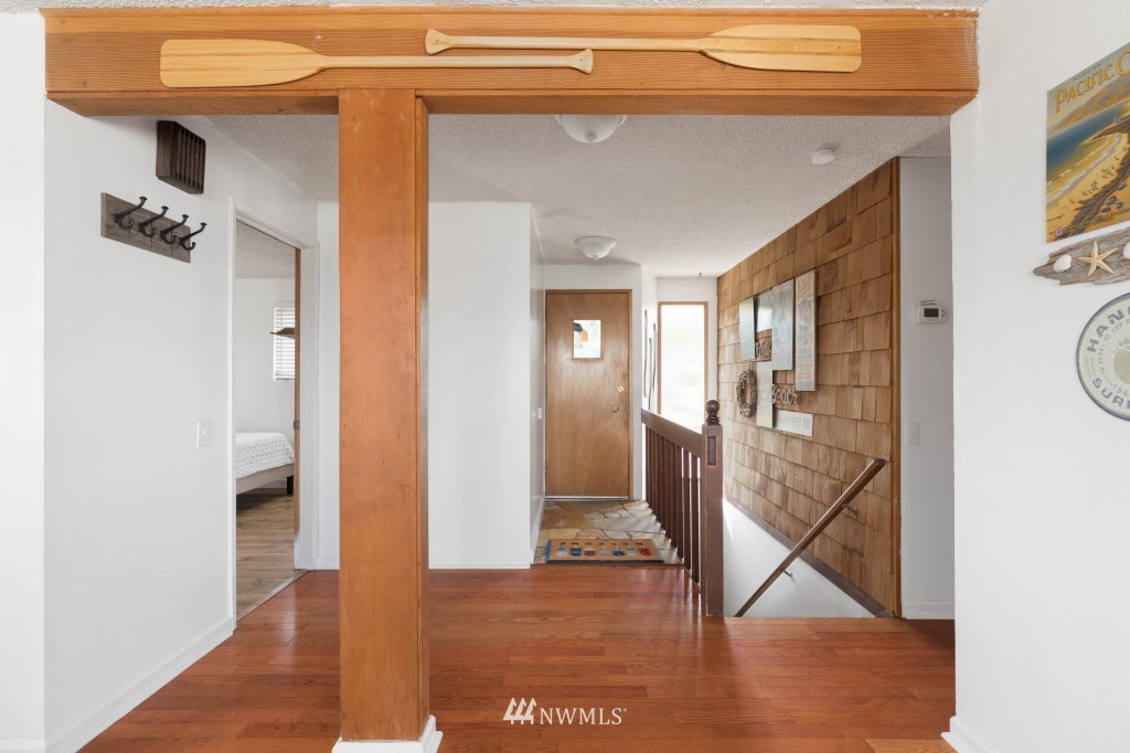 6582 Humphrey Road Clinton, WA 98236 - Photo 19 of 39 a view of entryway