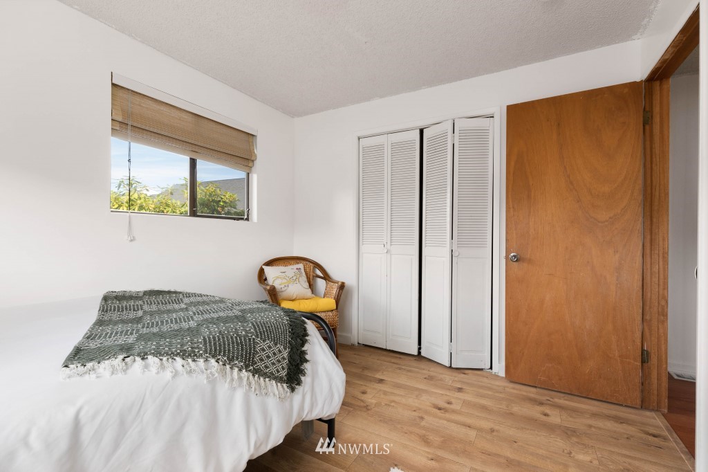 6582 Humphrey Road Clinton, WA 98236 - Photo 25 of 39 a bedroom with a bed and a window