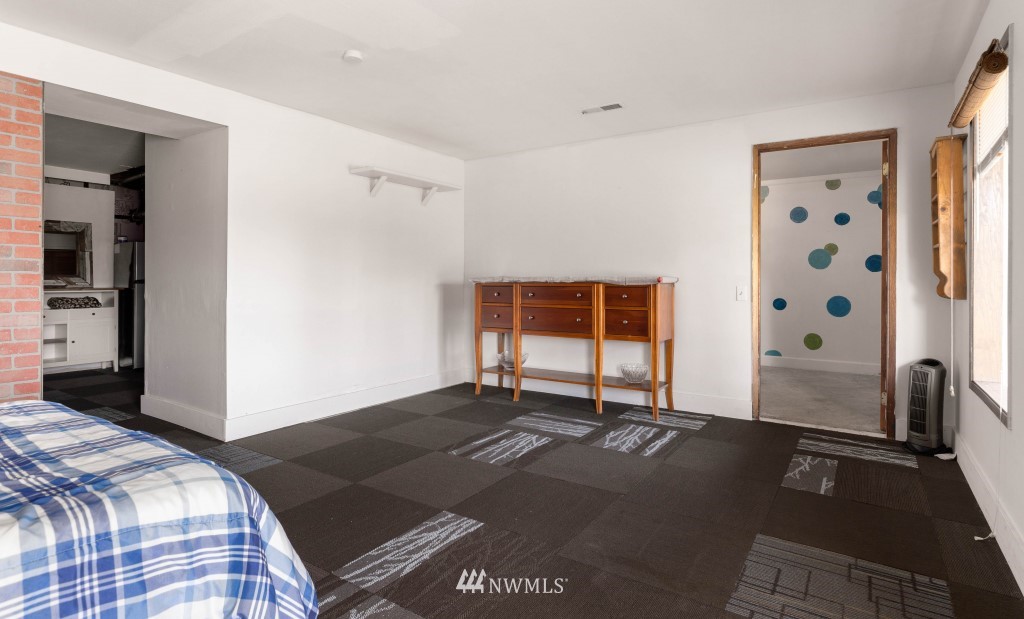 6582 Humphrey Road Clinton, WA 98236 - Photo 30 of 39 a bedroom with a bed and a window