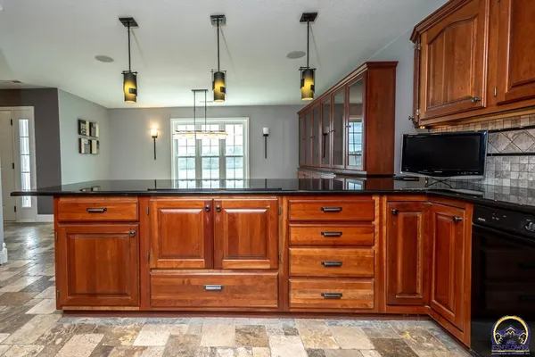 $888,000 | 721 East 1650th Road, Baldwin City, KS 66006