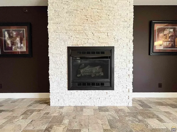 $888,000 | 721 East 1650th Road, Baldwin City, KS 66006