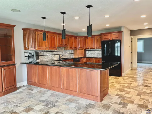 $888,000 | 721 East 1650th Road, Baldwin City, KS 66006