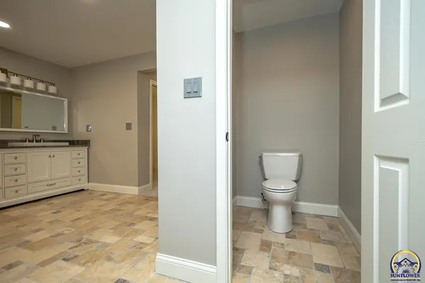 $888,000 | 721 East 1650th Road, Baldwin City, KS 66006