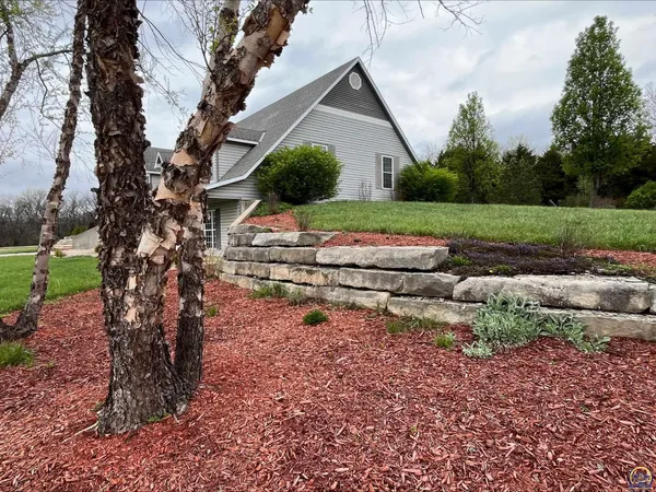 $888,000 | 721 East 1650th Road, Baldwin City, KS 66006