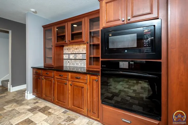 $888,000 | 721 East 1650th Road, Baldwin City, KS 66006