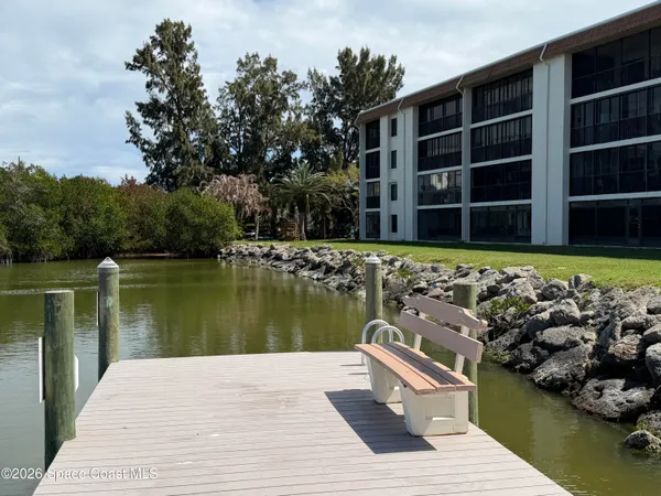 a picture of a lake view