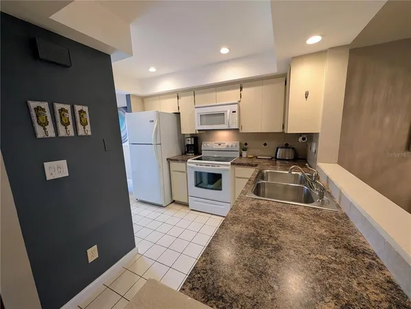 $2,100 | 6896 West Country Club Lane, Unit 148, Sarasota, FL 34243