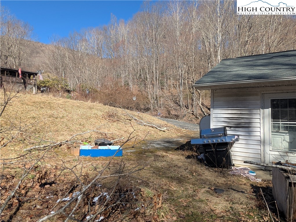 435 Edwards Road West Jefferson, NC 28694 - Photo 12 of 23 a backyard of a house