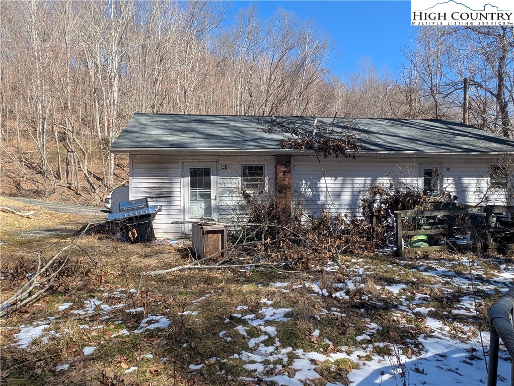 435 Edwards Road West Jefferson, NC 28694 - Photo 13 of 23 a view of a chairs and tables in patio