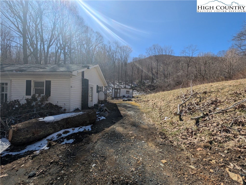 435 Edwards Road West Jefferson, NC 28694 - Photo 19 of 23 a backyard of a house