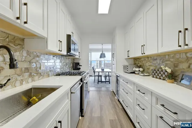 $415,000 | 6 Horizon Road, Unit 2209, Fort Lee, NJ 07024