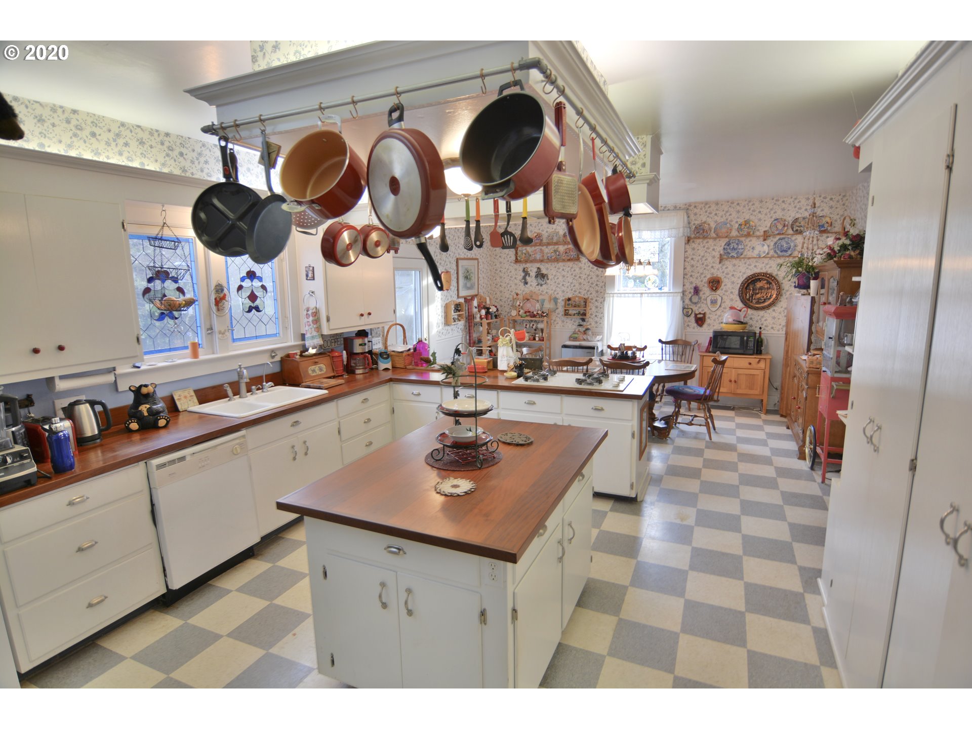 18 South Collier Street Coquille, OR 97423 - Photo 8 of 21