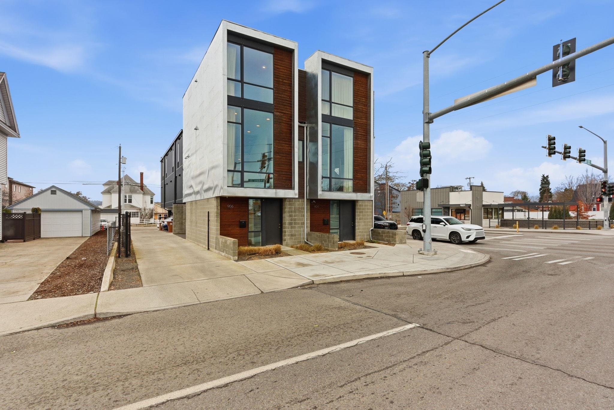 904 East Indiana Avenue Spokane, WA 99207 - Photo 2 of 32