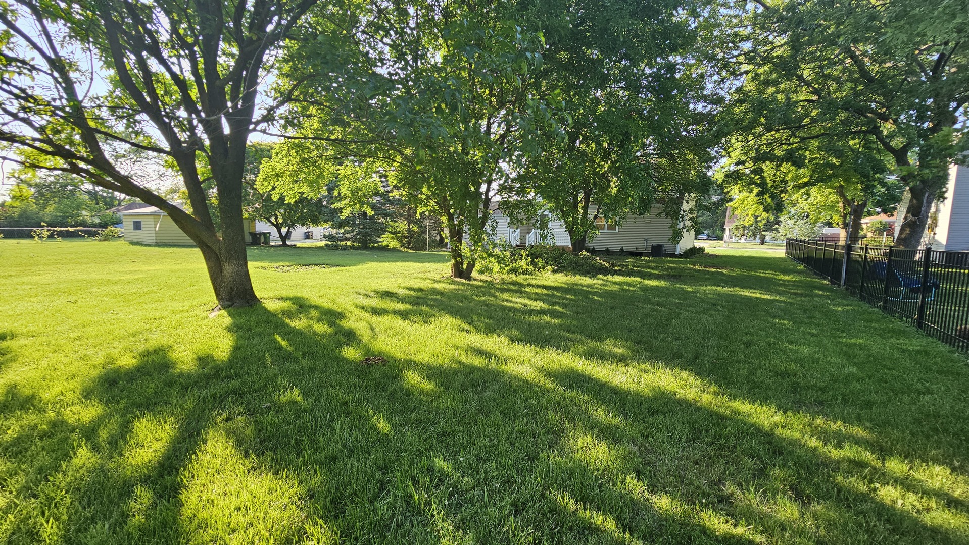 7233 West 85th Street Bridgeview, IL 60455 - Photo 15 of 15 a backyard of a house with table and chairs