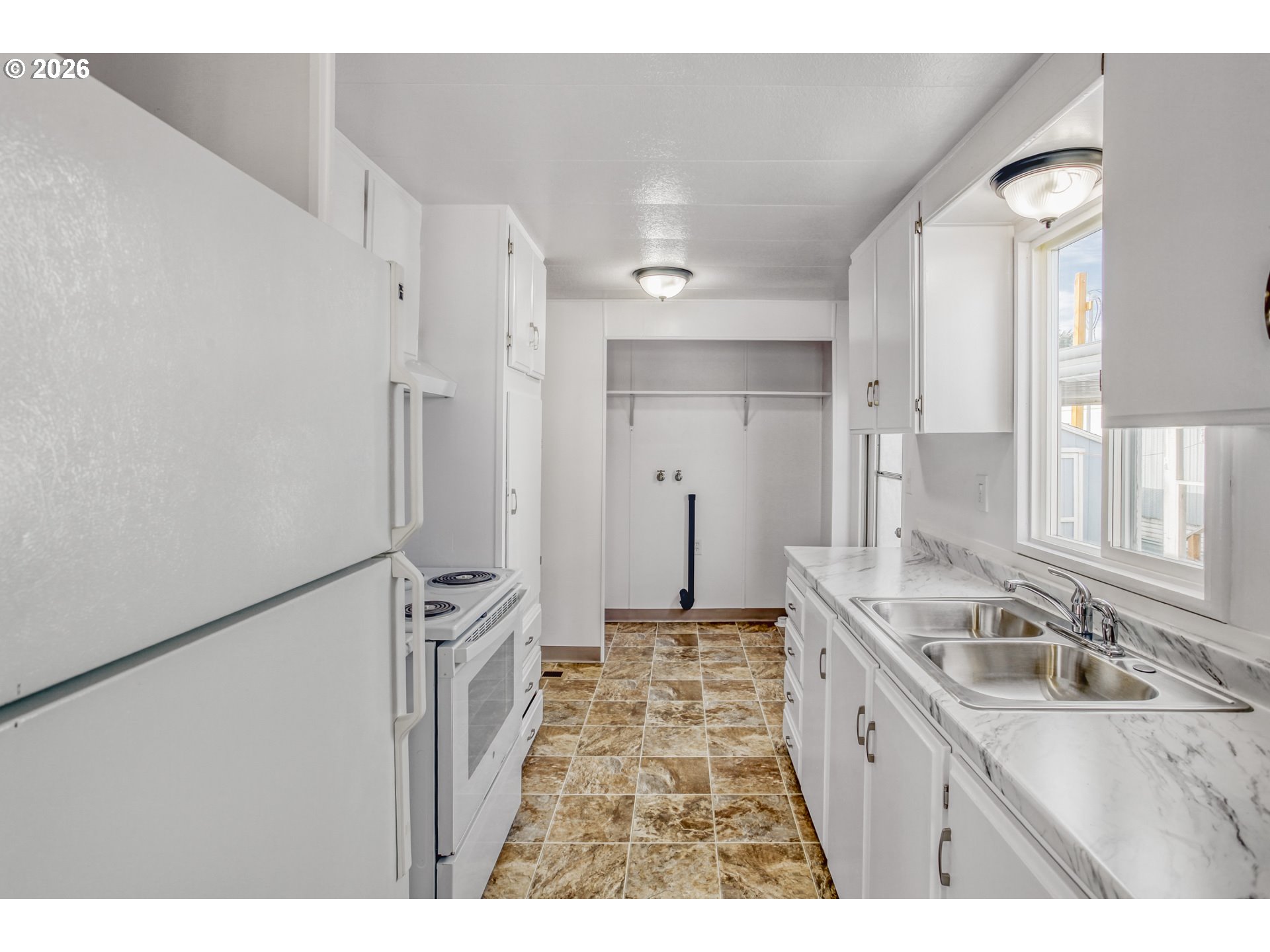 2300 Southeast 82nd Avenue, Unit 5 Portland, OR 97216 - Photo 11 of 24 Kitchen