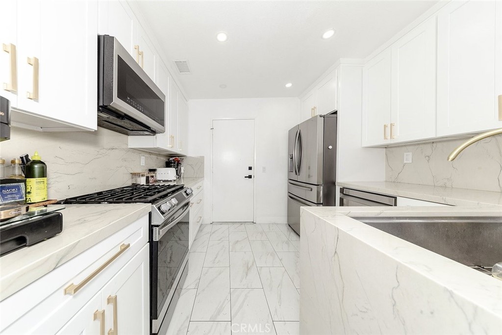 12367 Stonegate Road Pacoima, CA 91331 - Photo 11 of 34