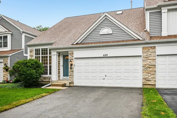 $440,000 | 620 Charter Hall, Palatine, IL 60067