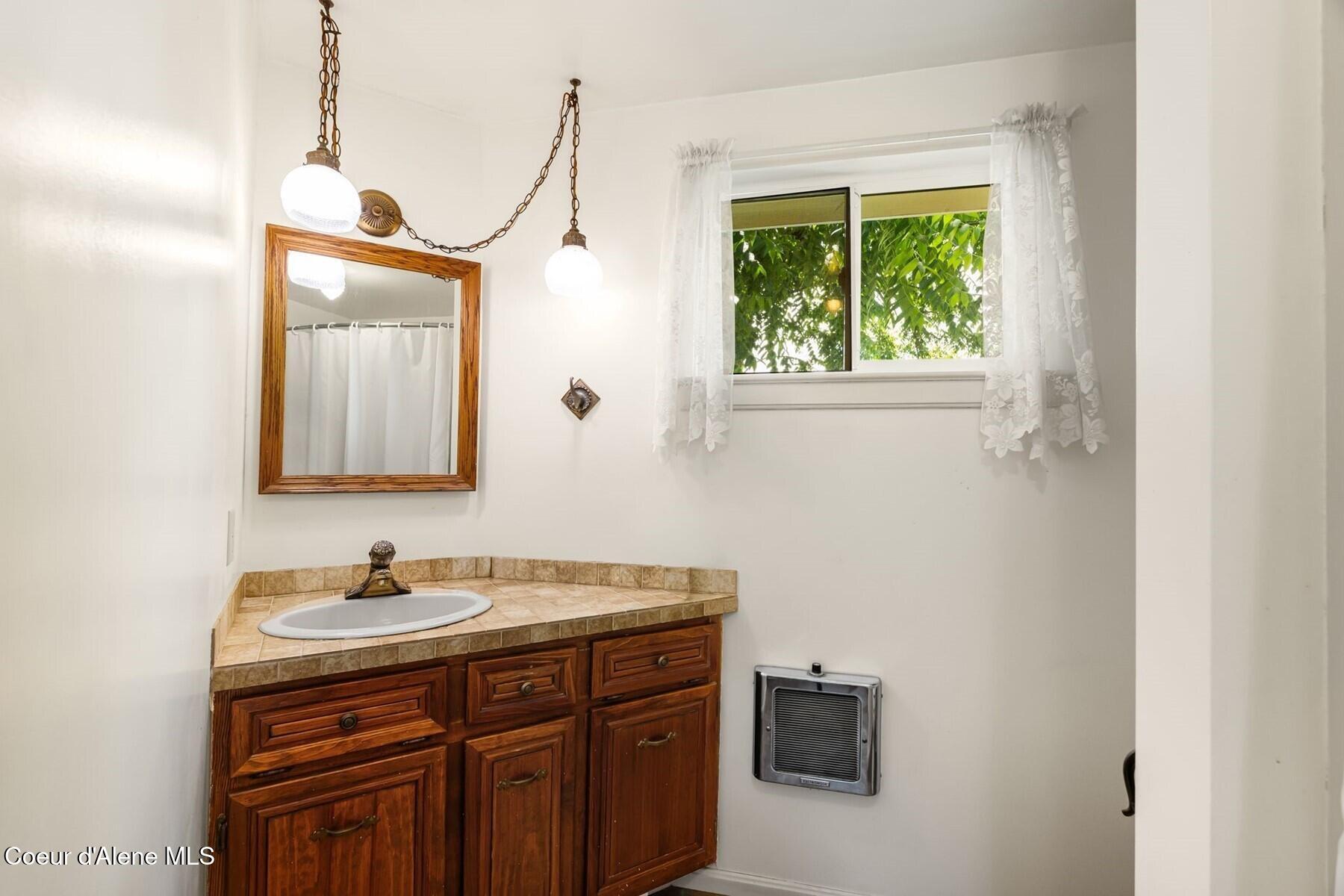 523 Big Hill Road Hope, ID 83836 - Photo 29 of 57 2nd bathroom main level