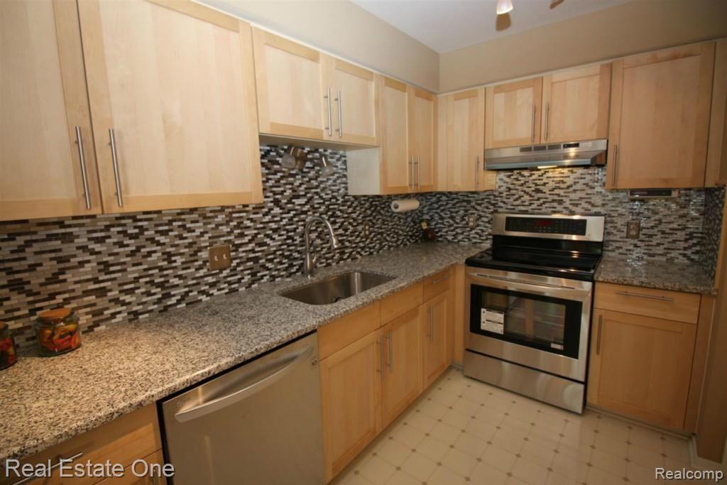 522 Oxford Court, Unit 16 Rochester, MI 48307 - Photo 4 of 10 D.JPG