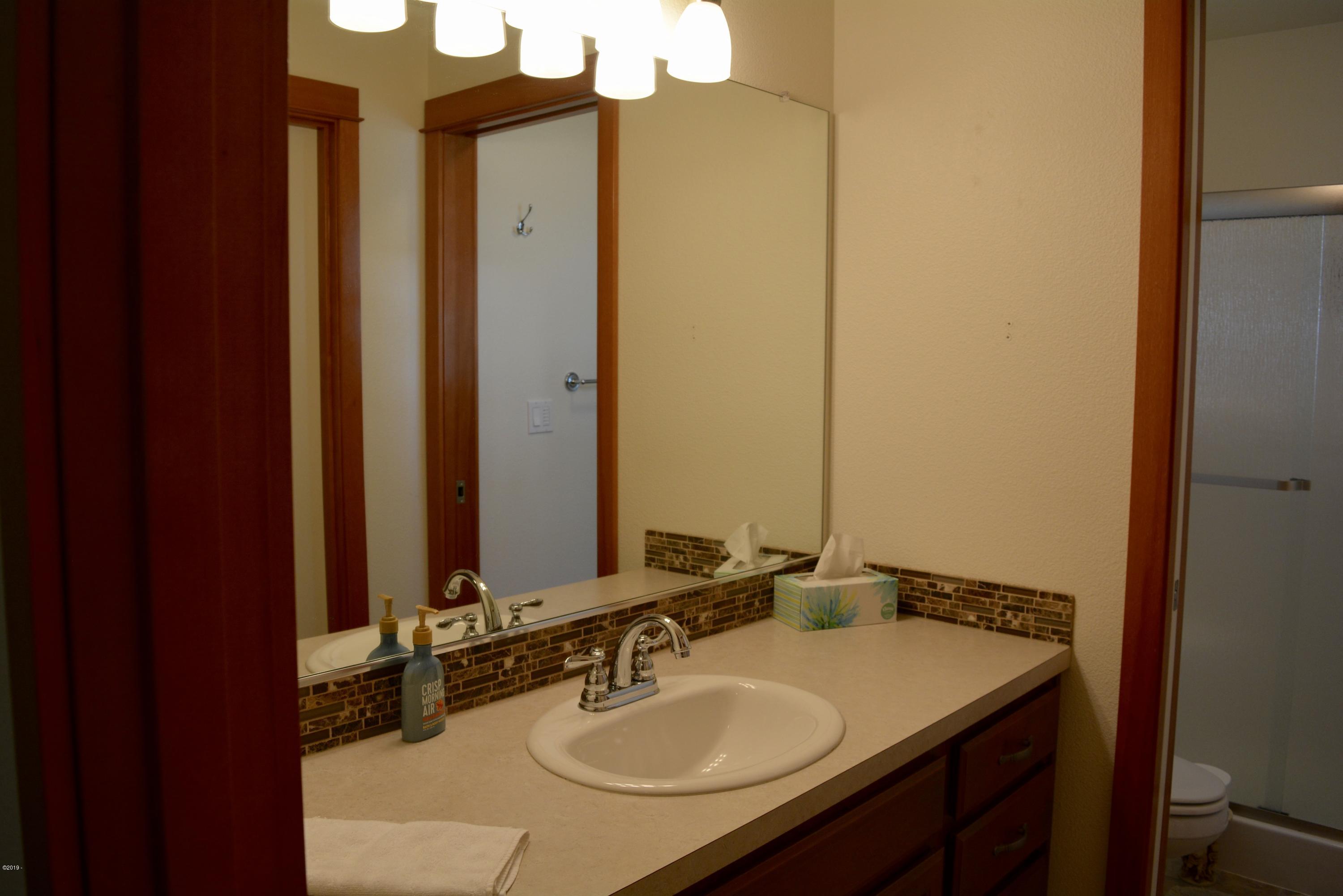 145 Southwest 61 Street Newport, OR 97366 - Photo 12 of 33 Master Bath