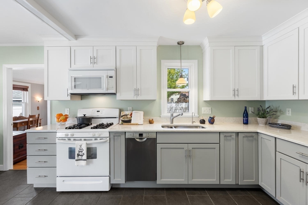 9 Pilgrim Road Woburn, MA 01801 - Photo 3 of 28 Gallery Image 3