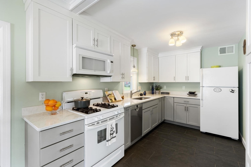 9 Pilgrim Road Woburn, MA 01801 - Photo 4 of 28 Gallery Image 4
