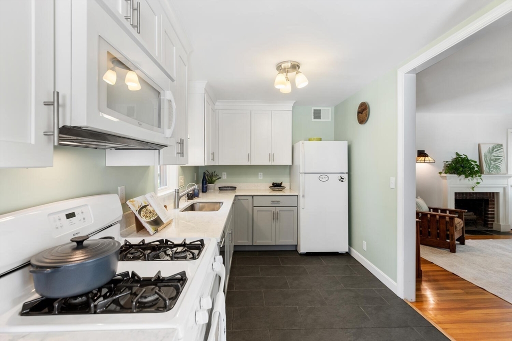 9 Pilgrim Road Woburn, MA 01801 - Photo 5 of 28 Gallery Image 5