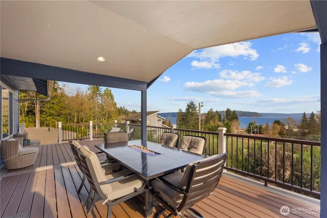 a view of a house with yard and garage