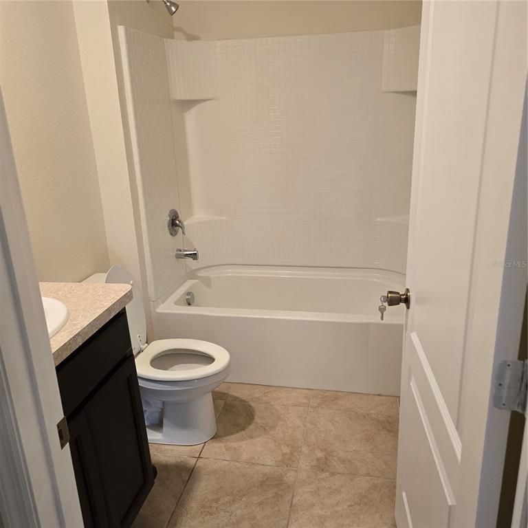 814 Sun Burst Road Winter Haven, FL 33880 - Photo 13 of 48 a bathroom with a sink a toilet and a bathtub