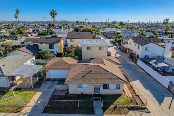 a view of a house with backyard