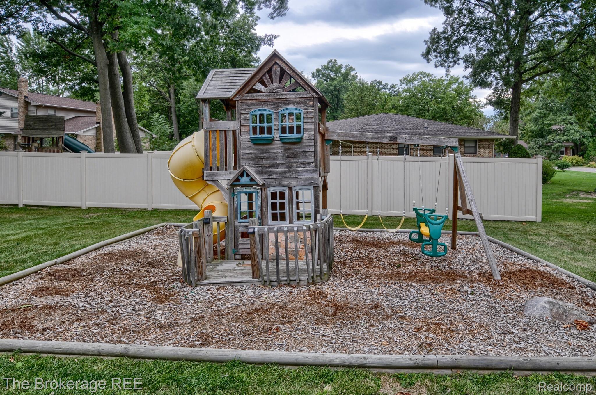 6121 Kings Shire Road Grand Blanc, MI 48439 - Photo 7 of 42 SD3_5020-HDR(5).jpg