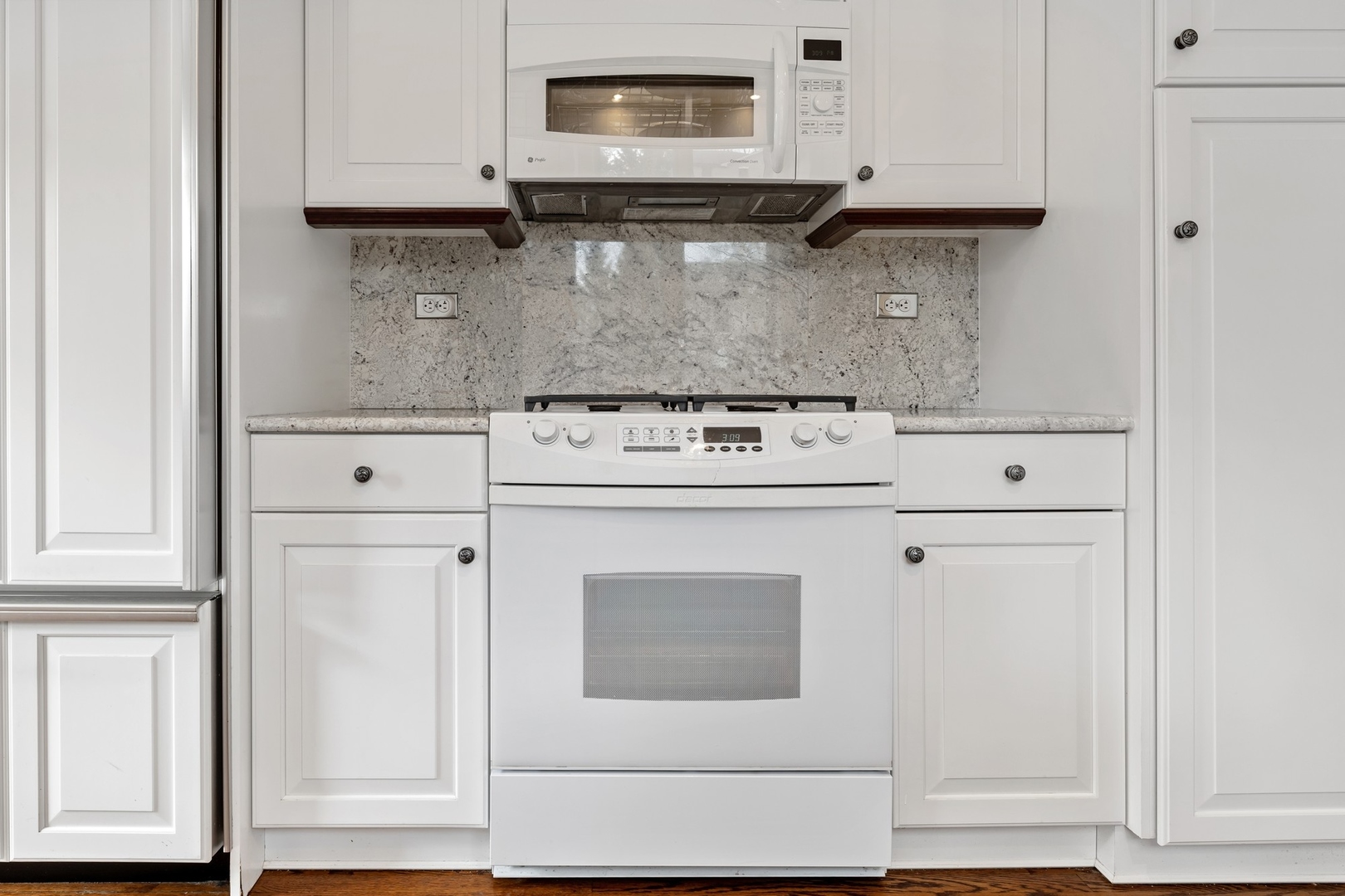 921 Pontiac Road Wilmette, IL 60091 - Photo 12 of 40 a stove top oven sitting inside of a kitchen