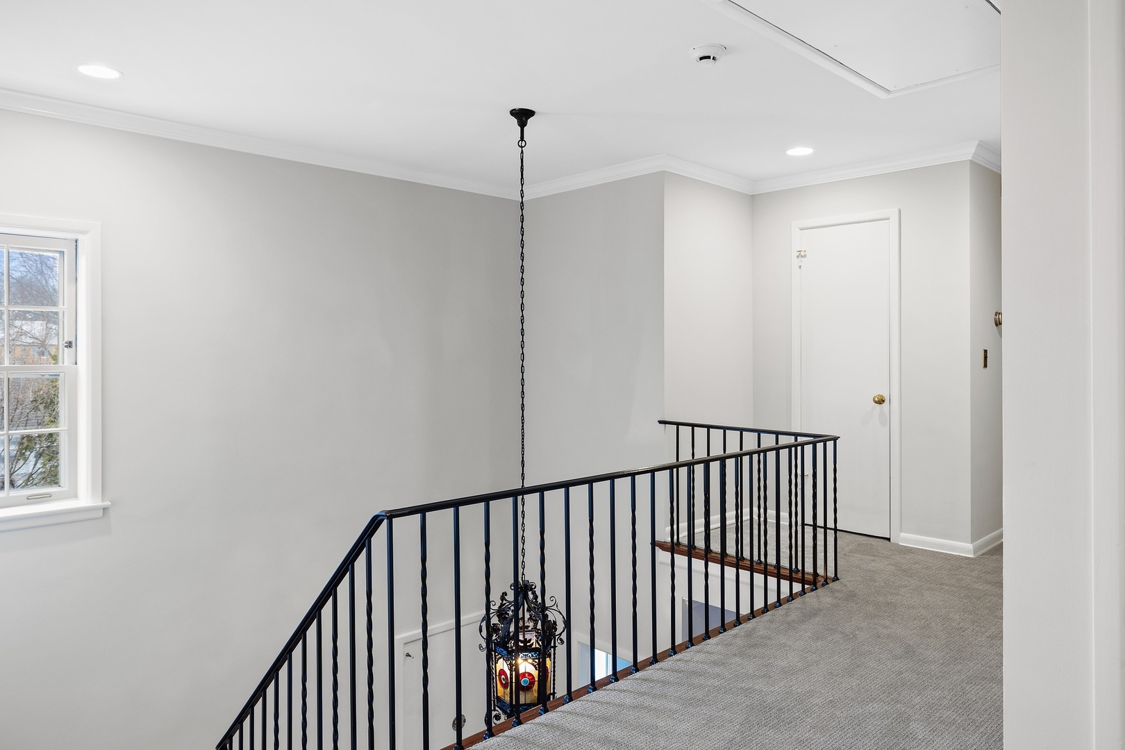 921 Pontiac Road Wilmette, IL 60091 - Photo 16 of 40 a view of a hallway with window