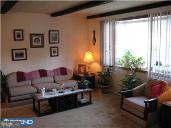 500 Rennard Street Philadelphia, PA 19116 - Photo 6 of 12 Living Room