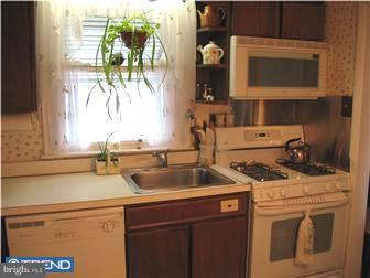500 Rennard Street Philadelphia, PA 19116 - Photo 9 of 12 Kitchen