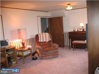 500 Rennard Street Philadelphia, PA 19116 - Photo 10 of 12 Family Room